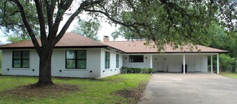 Remodeled 4/3 Farmhouse, 12 minute walk to campus. Min 2 night stay 4 home games