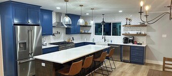 Newly Remodeled Farmhouse, 12 minute walk to campus. 3bd 3ba with bonus room