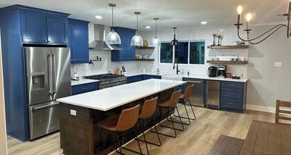 Newly Remodeled Farmhouse, 12 minute walk to campus. 3bd 3ba with bonus room