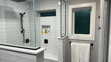 Shower, jetted bath, hair dryer, towels