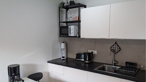 Wasserkocher mit Kaffee-/Teezubehör, Kühlschrank, Mikrowelle, Herdplatte