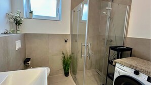 Haartrockner, Handtücher, Seife, Shampoo