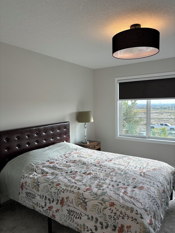 4 عدّة غرف نوم وخزنة داخل الغرفة ومكتب وواي فاي