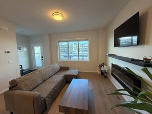 Smart TV, fireplace, DVD player, books - Beautiful New House in Alpine Park (Calgary)