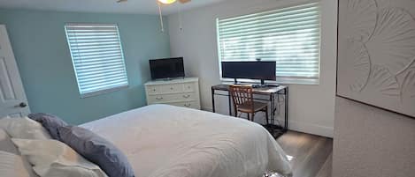 3 bedrooms, desk, iron/ironing board, travel crib