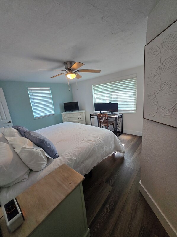 3 bedrooms, desk, iron/ironing board, travel cot