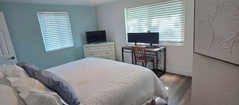 Gulfside Getaway - Newly renovated waterfront 3-bedroom w/dock in Port Richey