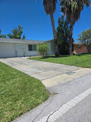 Property grounds - Gulfside Getaway - Newly renovated waterfront 3-bedroom w/dock in Port Richey (Port Richey)