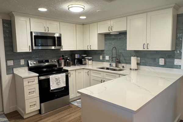 Frigorifero, microonde, forno, piano cottura