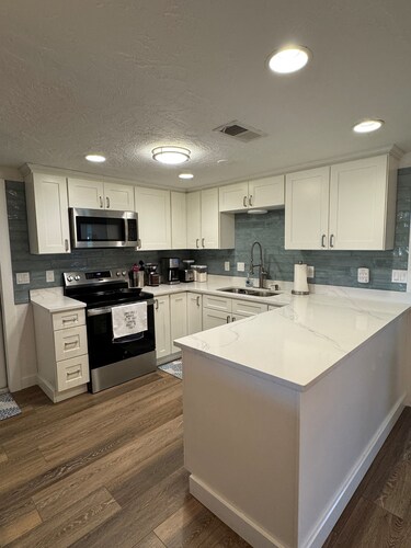 Gulfside Getaway - Newly renovated waterfront 3-bedroom w/dock in Port Richey