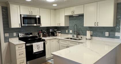 Gulfside Getaway - Newly renovated waterfront 3-bedroom w/dock in Port Richey