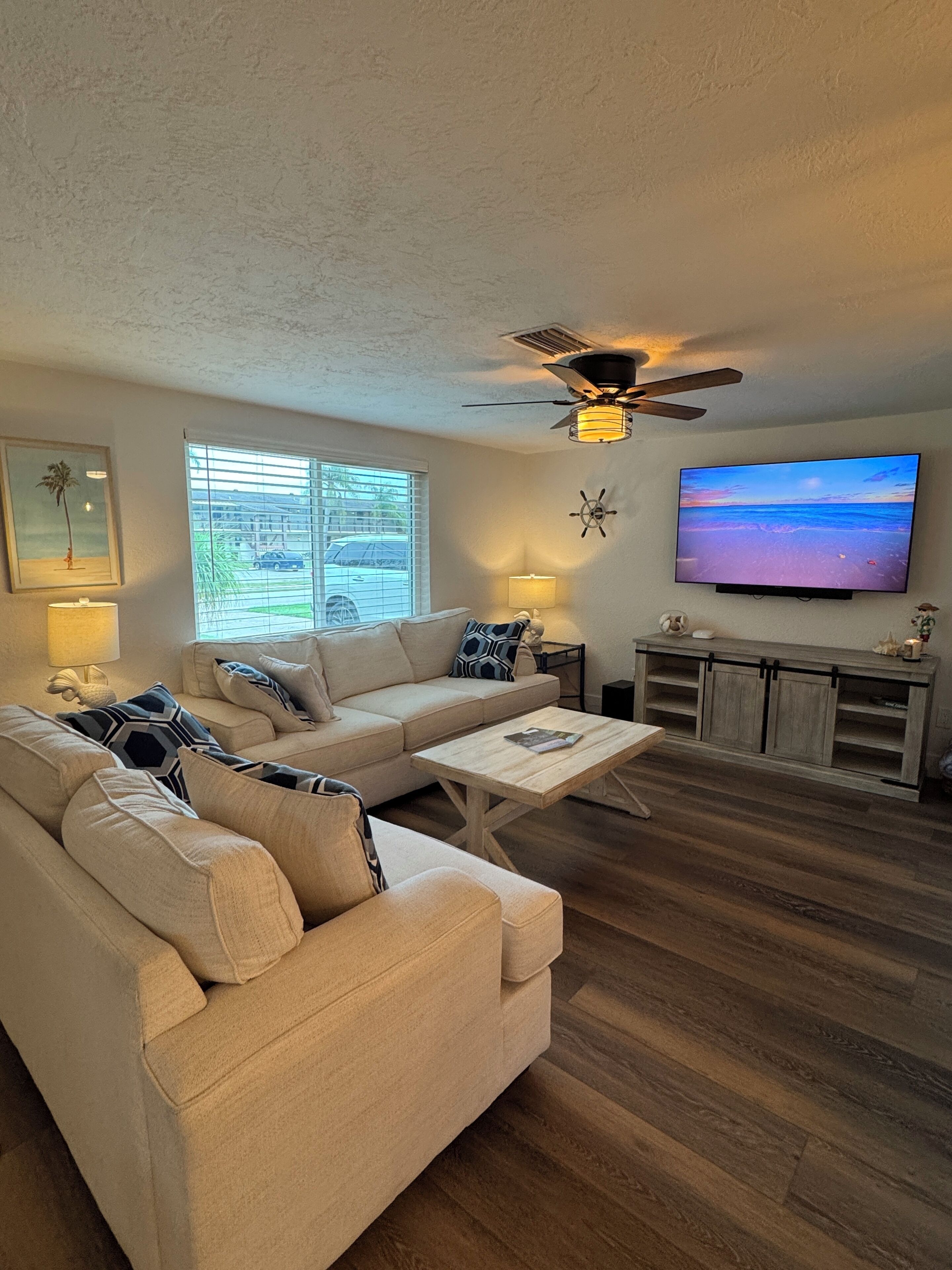 TV connectée, livres, écrans d'ordinateur