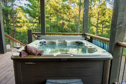 Train Station Cabin - Sleeps 10 - Arcade - Hot Tub, Outdoor Fun & EV Plug