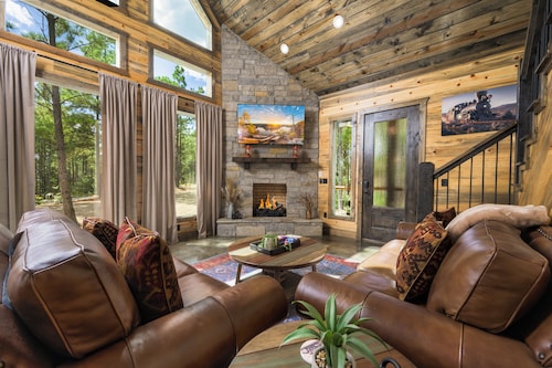 Train Station Cabin - Sleeps 10 - Arcade - Hot Tub, Outdoor Fun & EV Plug