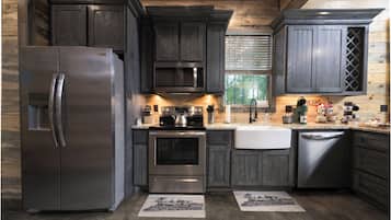 Kjøleskap, mikrobølgeovn, ovn og kokeplater