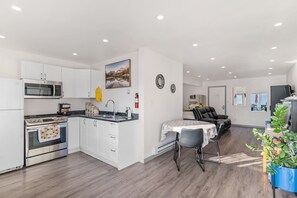 Fridge, microwave, stovetop, dishwasher
