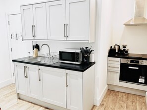 Refrigerador, microondas, horno y parrilla de estufa 