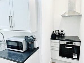 Refrigerador, microondas, horno, placa de cocina