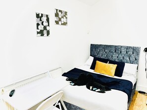 1 habitación, escritorio, tabla de planchar con plancha y wifi gratis