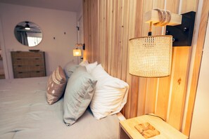 3 habitaciones, escritorio y tabla de planchar con plancha 