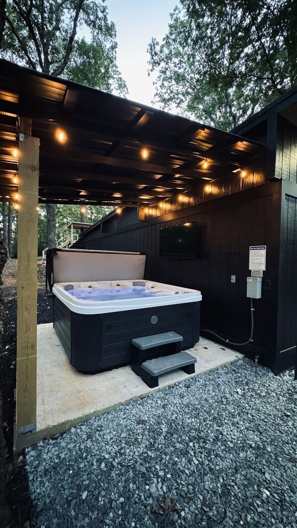Outdoor spa tub