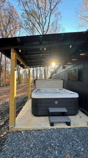 Outdoor spa tub - Best Outdoor Escape for Families in GA Mountains (Cleveland)