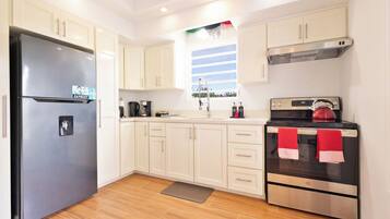 Fridge, oven, stovetop, coffee/tea maker