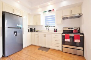 Fridge, oven, stovetop, coffee/tea maker