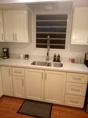 Fridge, oven, stovetop, coffee/tea maker