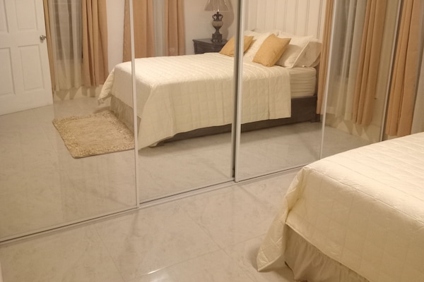 2 slaapkamers, een strijkplank/strijkijzer, gratis wifi, beddengoed