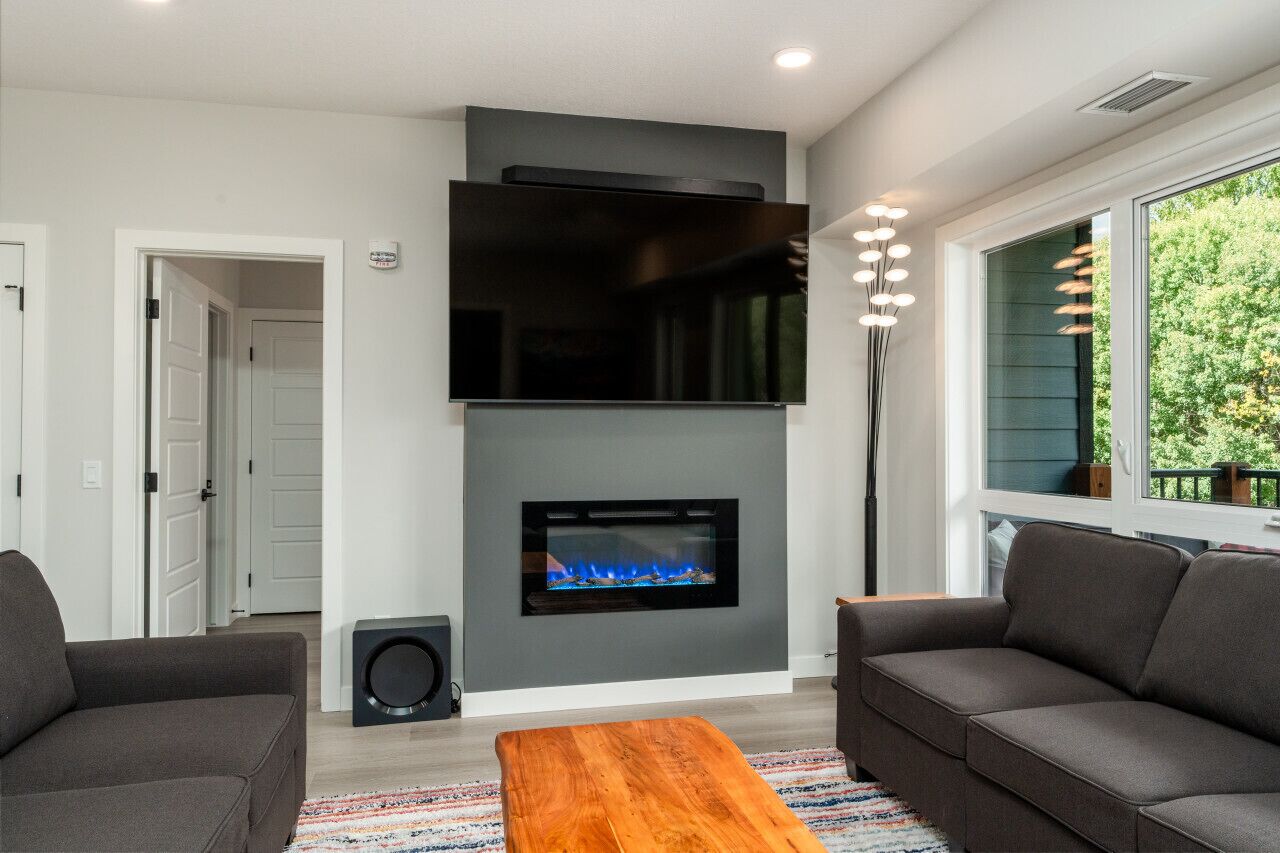 Smart TV, chimenea, tenis de mesa y biblioteca musical 