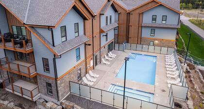 1200+ sq2 | 3 Br/2 Ba/7 Beds | Pool/Hot Tub/Firepit | Pool & Ping Pong Table
