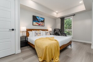 3 chambres, bureau, fer et planche à repasser, lit de bébé portatif