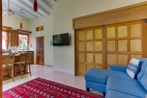 Smart TV - Bright 2BR Casita in Central Maya Beach (Placencia)