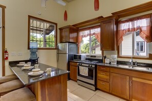 Kühlschrank, Mikrowelle, Herdplatte, Wasserkocher mit Kaffee-/Teezubehör