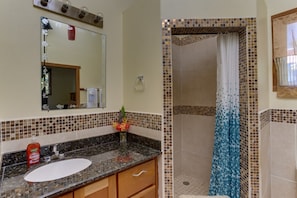 Shower, hair dryer, towels - Bright 2BR Casita in Central Maya Beach (Placencia)