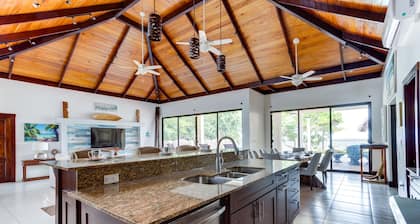 Sleeps 16 Ultimate Luxury Group Beachfront Retreat