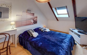 4 bedrooms, travel cot, bed sheets