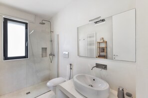 Dusj, hårføner, bidé og håndklær