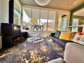 Una televisión, una chimenea