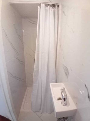 Een douche, een haardroger, handdoeken, zeep