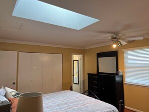 3 bedrooms, desk, iron/ironing board, free WiFi