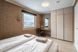 2 bedrooms, iron/ironing board, WiFi, bed sheets