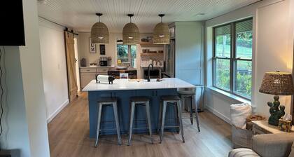Charming 2-bedroom house in Huntsville, AR Located in the crossroads of NW AR.