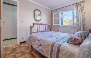 Travel crib, free WiFi