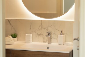 Doccia, asciugacapelli, bidet, asciugamani