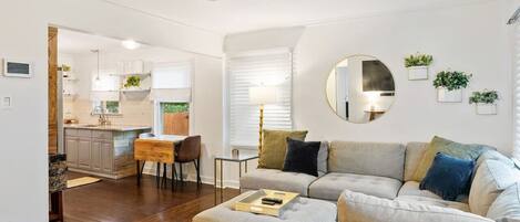 Een televisie, een open haard en een stereo