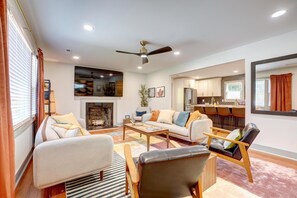 Smart-TV, peis og bøker