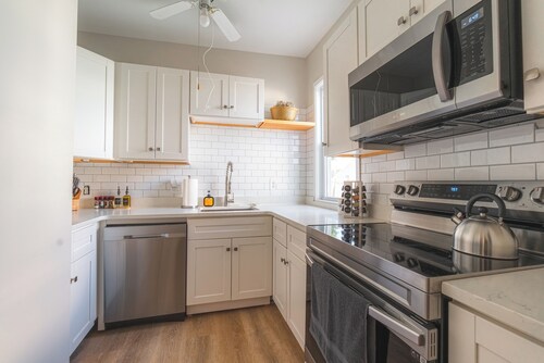 Charming 4 BDR - 10 min Walk to Downtown & Free parking!