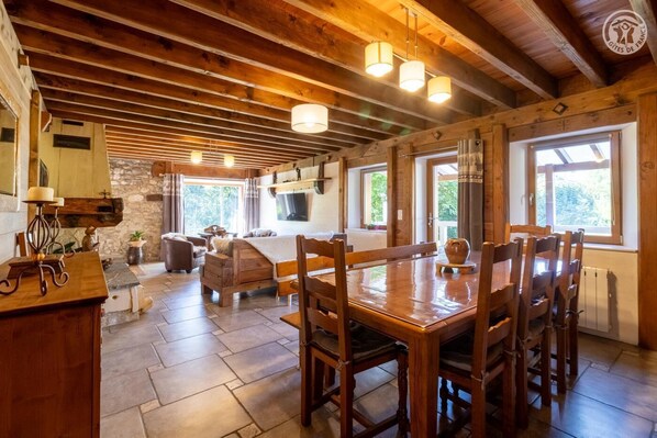 Dining - LE RUE DES GRANDS CHAMPS (ATTIGNAT ONCIN)